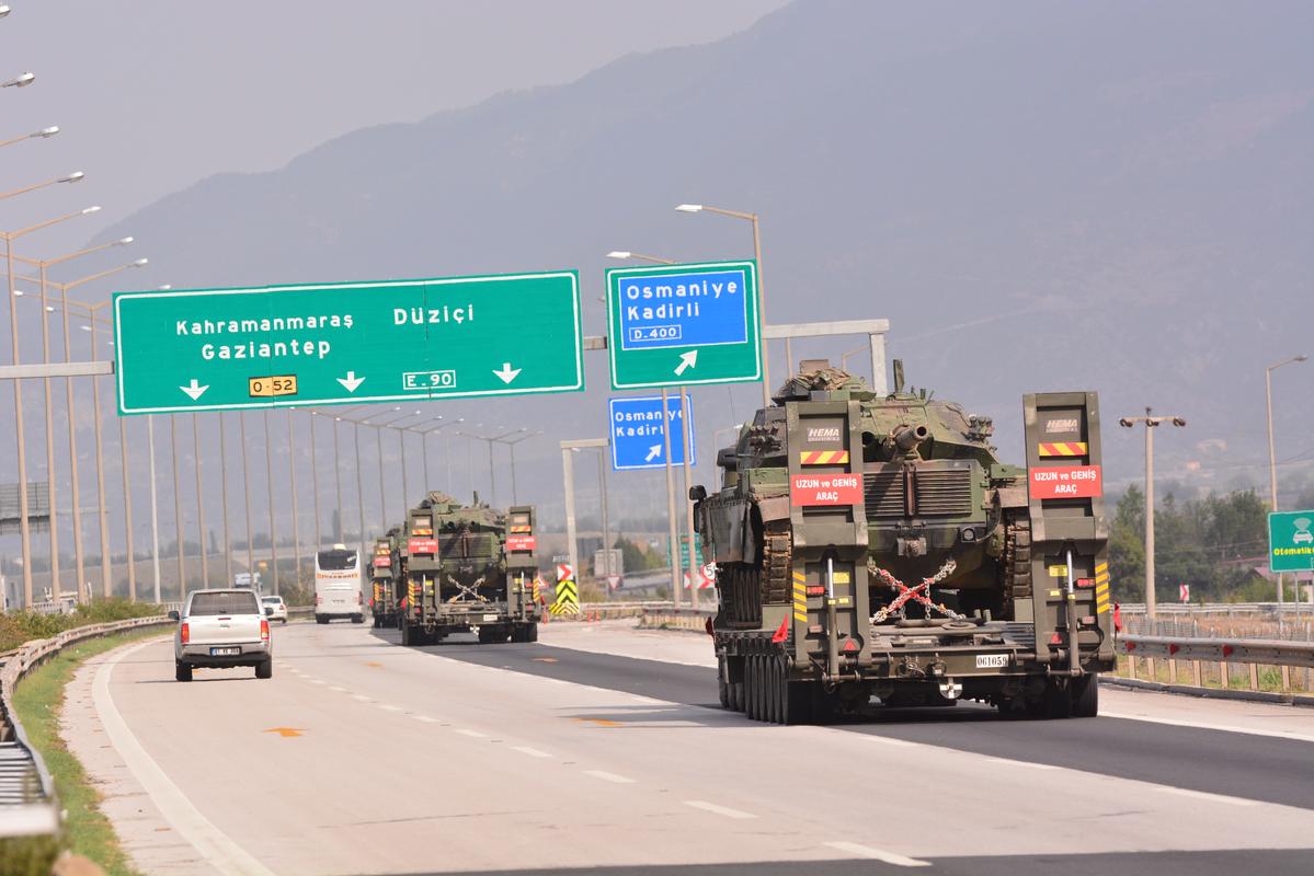 تركيا تدفع بتعزيزات عسكرية نحو المناطق المقابلة لمدينة 
